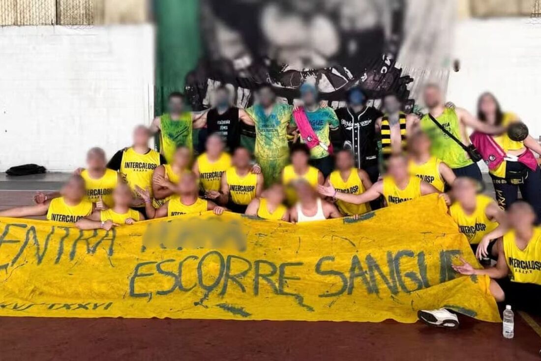 Atlética de medicina da Faculdade Santa Marcelina posa ao lado de bandeira com frase que faz alusão ao estupro.