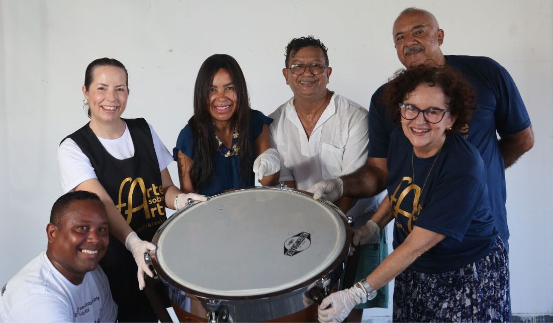 Equipe de conservação do acervo de Naná Vasconcelos
