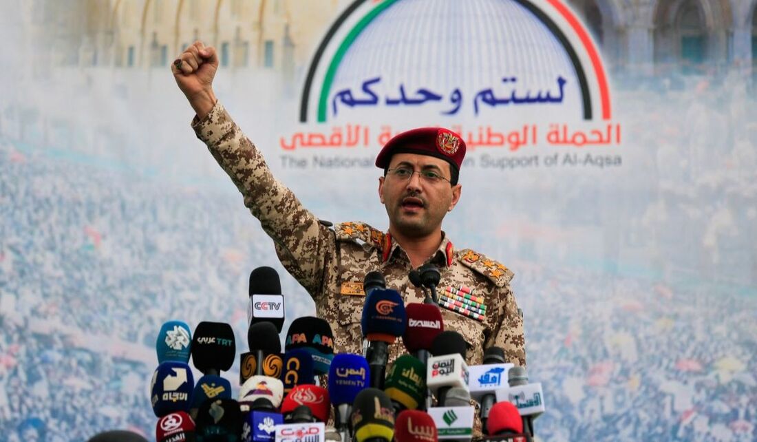 O brigadeiro Yahya Saree Qasim, porta-voz dos huthis do Iêmen, gesticula enquanto fala durante um protesto para denunciar os ataques aéreos dos EUA no Iêmen, em Sanaa
