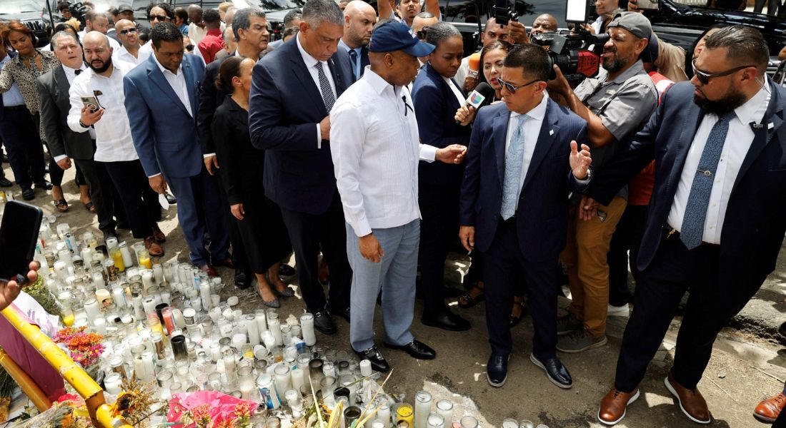 O prefeito de Nova York, Eric Adams, caminha em frente à boate Jet Set, em Santo Domingo