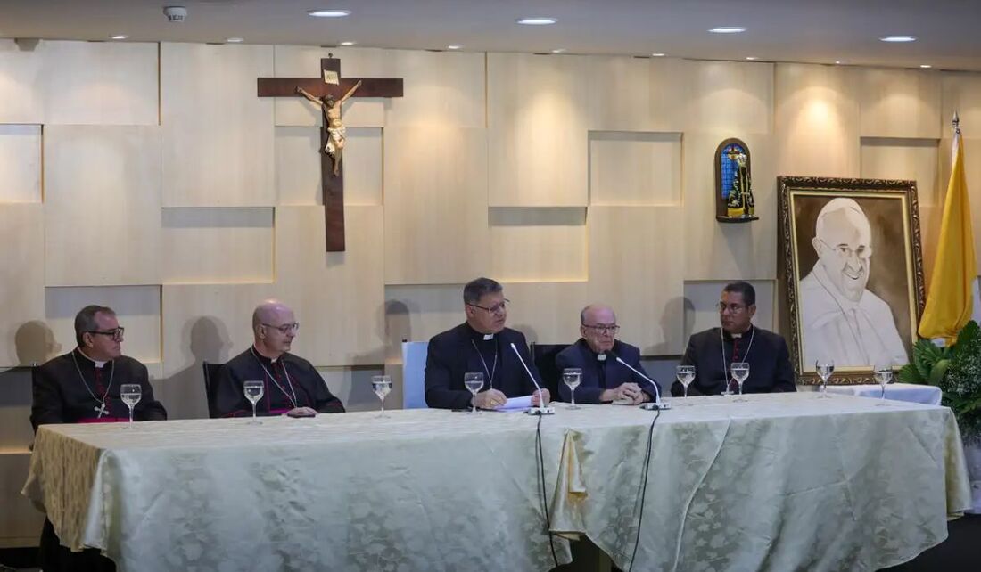 Arcebispo de Brasília, Cardeal Dom Paulo César, acompanhado dos bispos auxiliares e do Cardeal emérito, Dom Raimundo Damasceno, durante coletiva sobre a morte do Papa Francisco