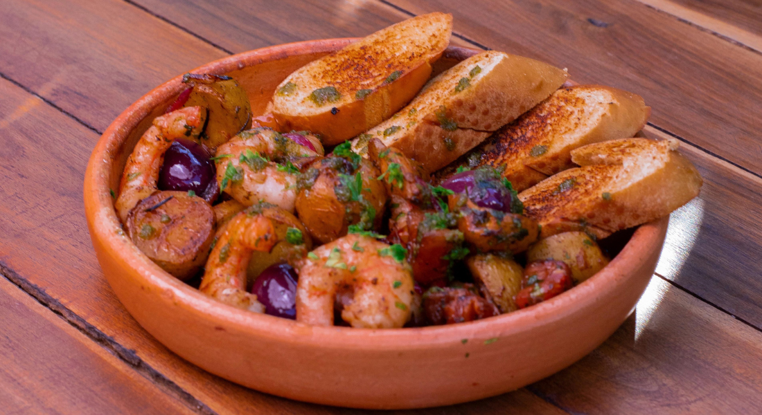 Novo menu do Quina da Linguiça ganha assinatura dos chefe Rafhael Diniz e João Paulo Almeida