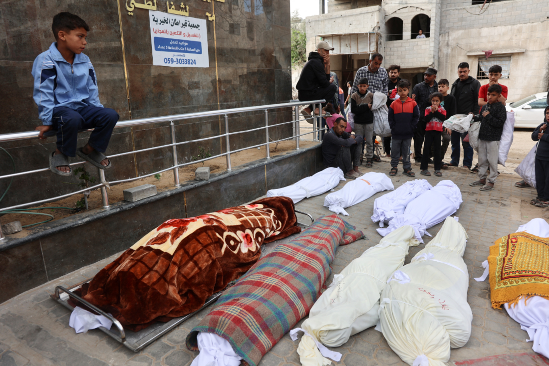 Corpos no hospital de Al-Shifa, no bairro de Sabra em Gaza