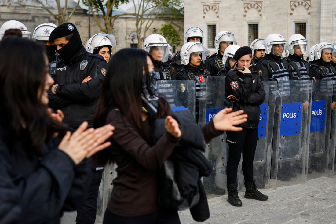 Cidadãos protestam contra a prisão do líder da oposição,Ekrem Imamoglu, no mês de abril