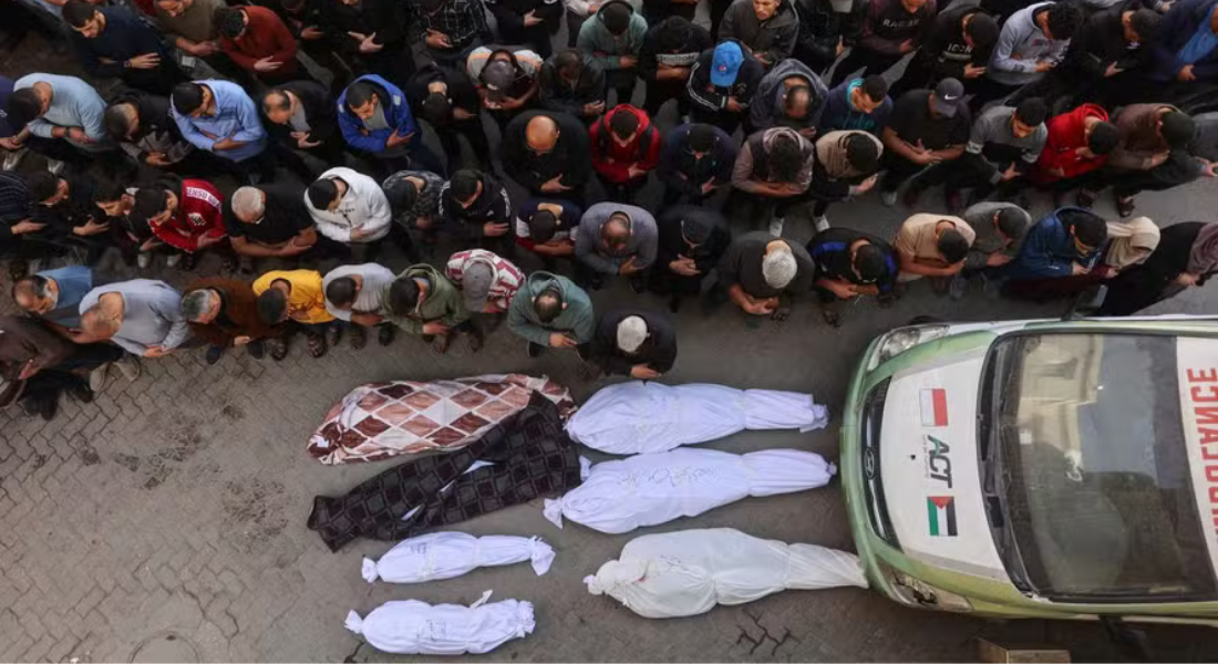 Pessoas choram durante o funeral das vítimas mortas no bombardeio israelense na Faixa de Gaza