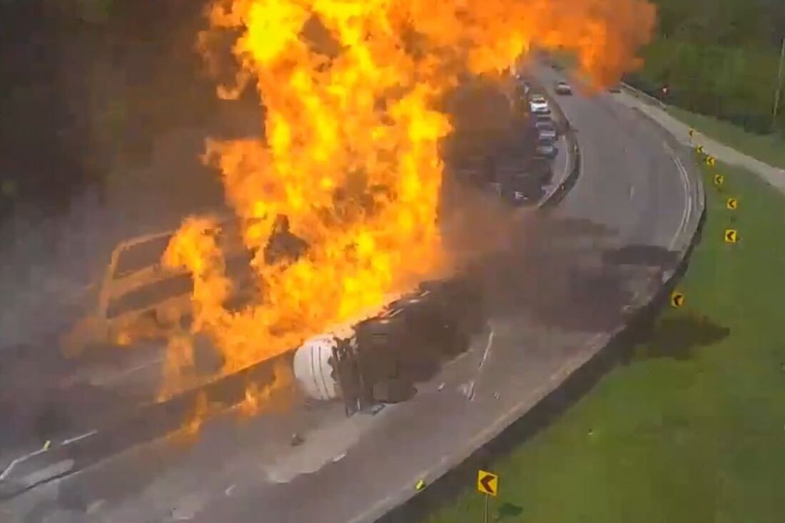 Design sem nomeUm caminhão carregado com combustível tombou e provocou um incêndio de grandes proporções na tarde deste domingo, 6, na BR-101, no Morro dos Cavalos, em Palhoça, Santa Catarina