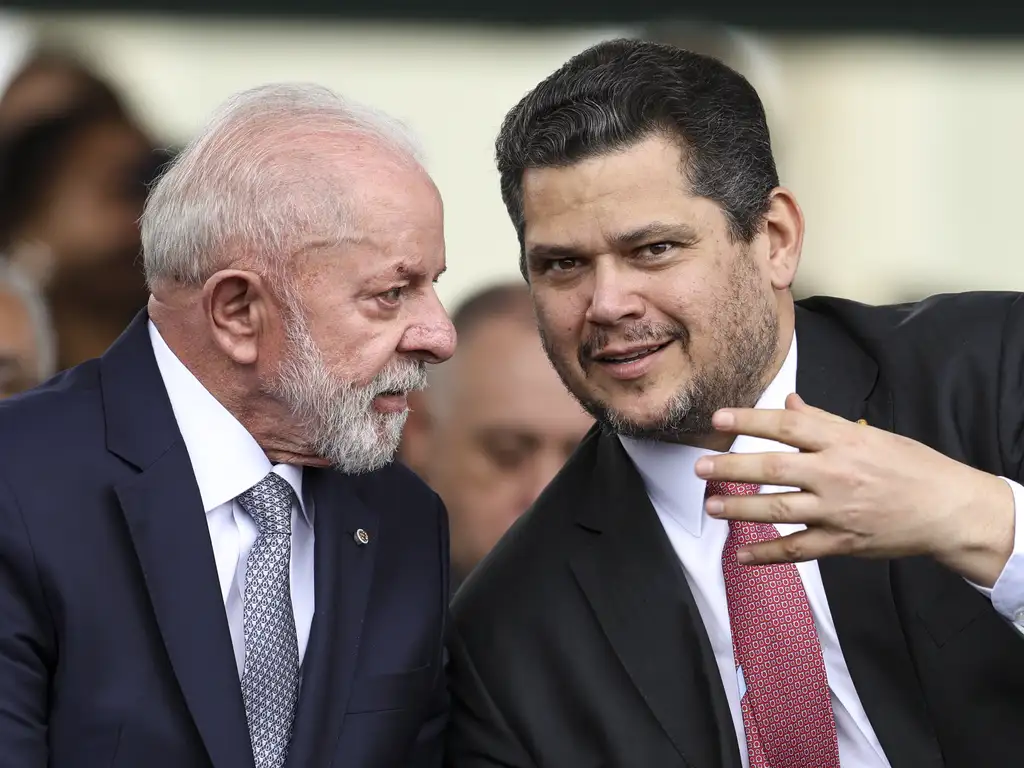 O presidente Luiz Inácio Lula da Silva, e o presidente do Congresso Nacional, Davi Alcolumbre
