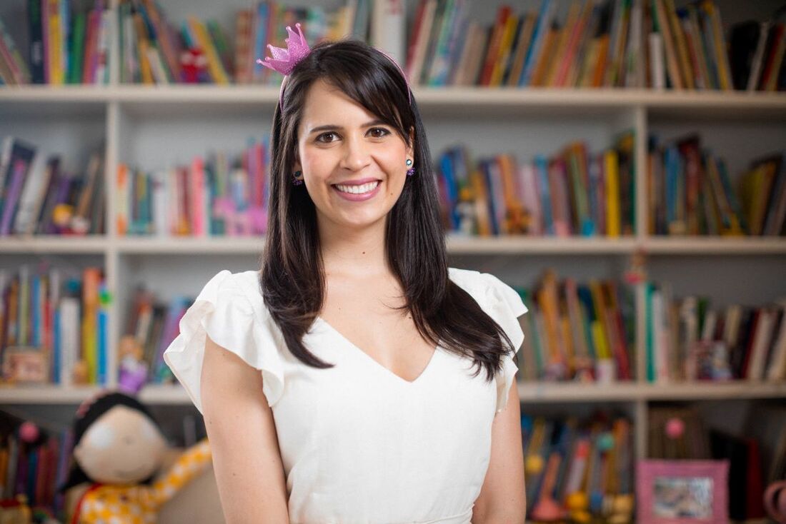 Conhecida como Fê Liz, Fernanda de Oliveira é escritora, compositora, cantora e produtora de peças de teatro