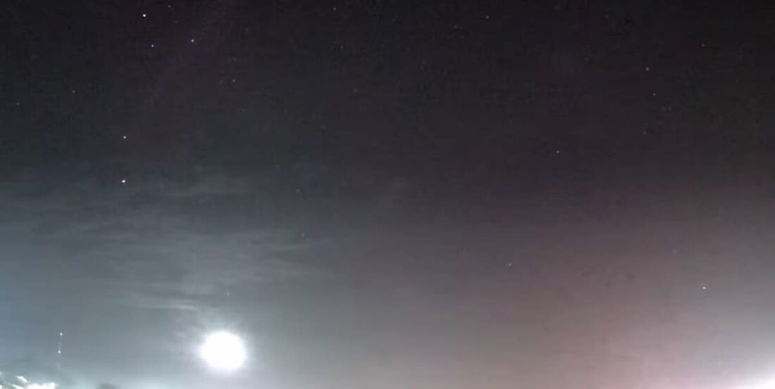 Meteoro também foi visto no céu de cidades de Santa Catarina e do Rio Grande do Sul.
