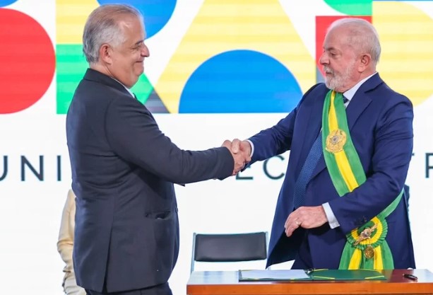 Ministro de Empreendedorismo, da Microempresa e da Empresa de Pequeno Porte, Márcio França, ao lado do presidente Lula. 