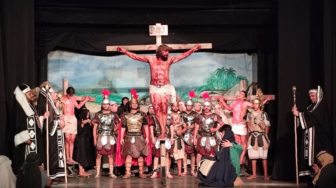 A apresentação da Paixão de Cristo de Limoeiro é realizada em um teatro da cidade