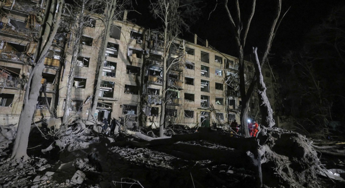 Prédio em ruínas após ataque russo em Kiev neste dia 24 de abril de 2025