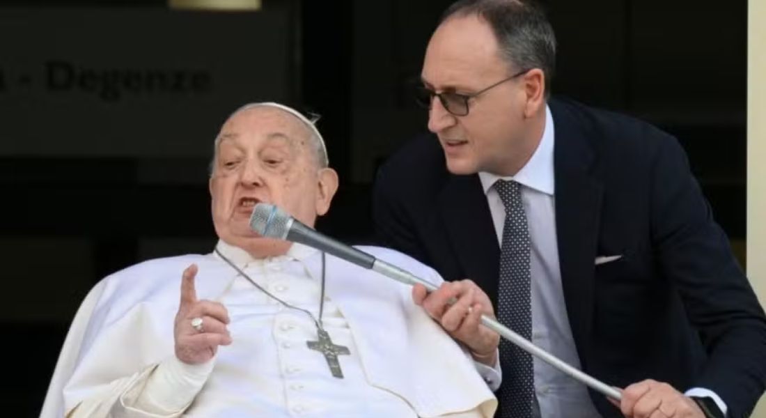 Papa Francsico ao lado do enfermeiro Massimiliano Strappetti. Foi a primeira aparição pública do Pontífice após permanecer cinco semanas e 38 dias internado