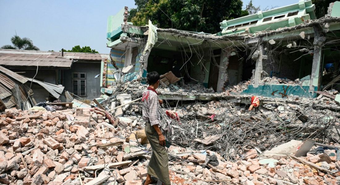 Destroços em Mianmar causados por terremoto