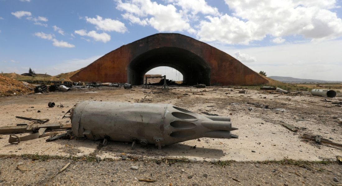 Restos de escombros estão no chão no local de um ataque israelense em uma instalação militar na província de Hama, no sul da Síria, em 3 de abril de 2025