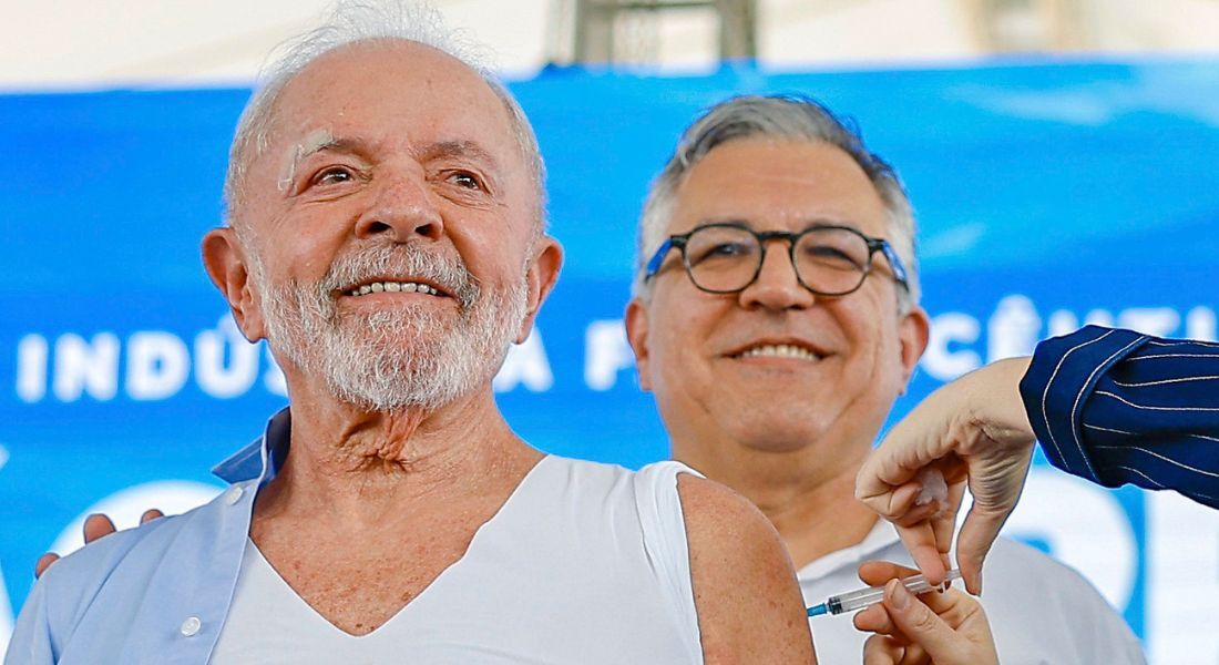 Lula aparece com curativo após retirar pinta da testa