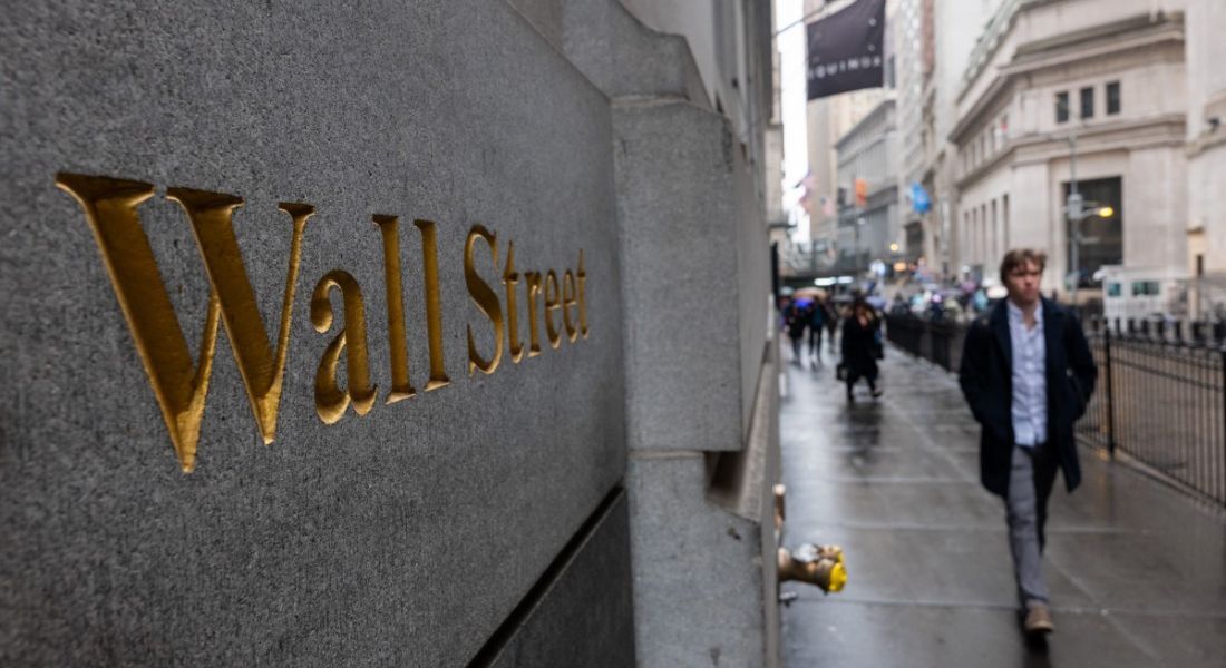 Wall Street -  investidores acompanharam de perto as negociações entre Washington e Pequim no contexto de um novo ciclo de conversas iniciado na segunda-feira para consolidar a trégua comercial alcançada há um mês na Suíça