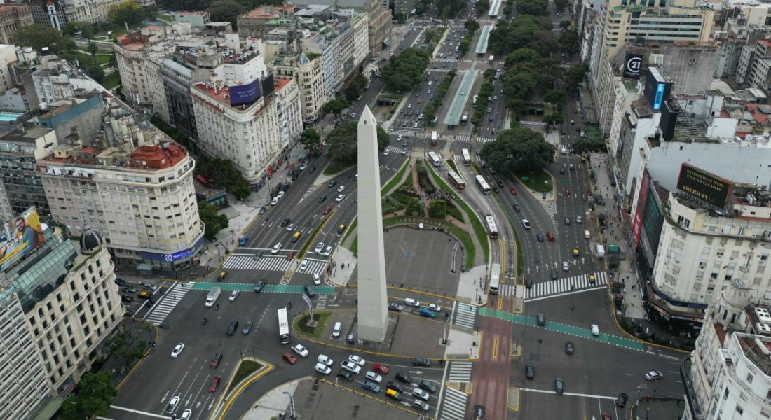 Vista aérea da Avenida 9 de Julio durante greve de 24 horas, exceto ônibus, convocada pelos sindicatos de trabalhadores contra as políticas econômicas do presidente Javier Milei, em Buenos Aires, em 10 de abril de 2025