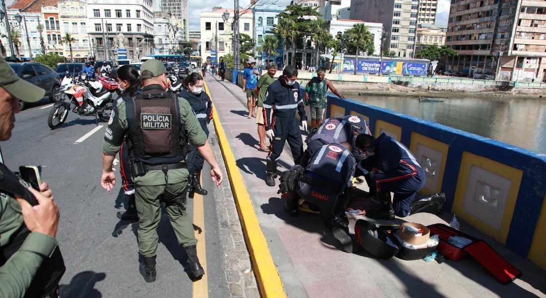 Jovem é assaltado e esfaqueado na Ponte Maurício de Nassau