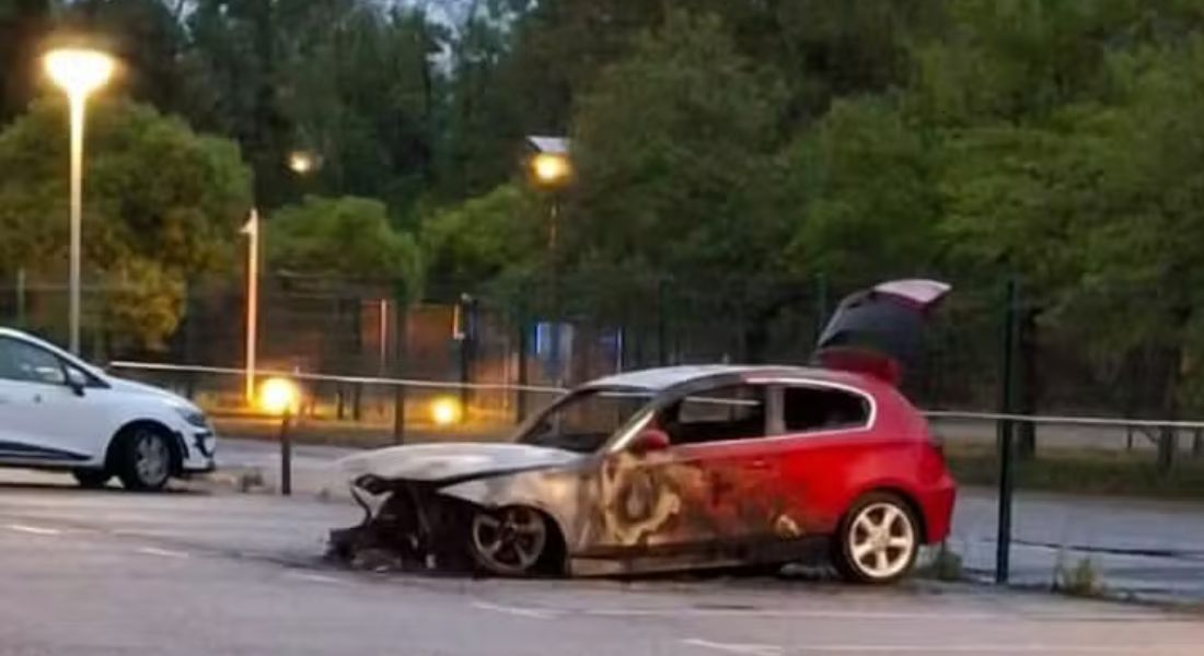 Carro incendiado em estacionamento da unidade prisional de Tarascon