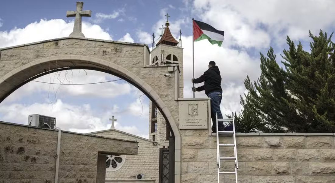 O tema das conversas entre os habitantes é sobre a guerra, que parece se aproximar desse pequeno vilarejo 