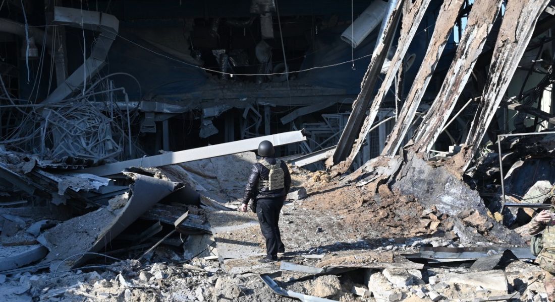 Soldado ucraniano em área atingida por ataque russo