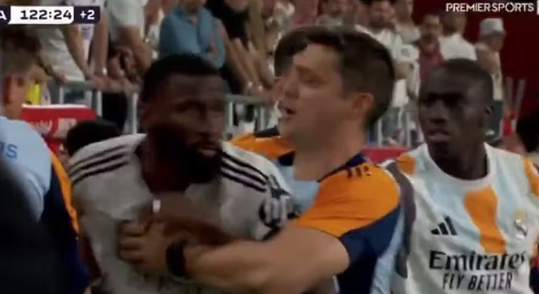 Rudiger é contido por colegas após ser expulso na final da Copa do Rei