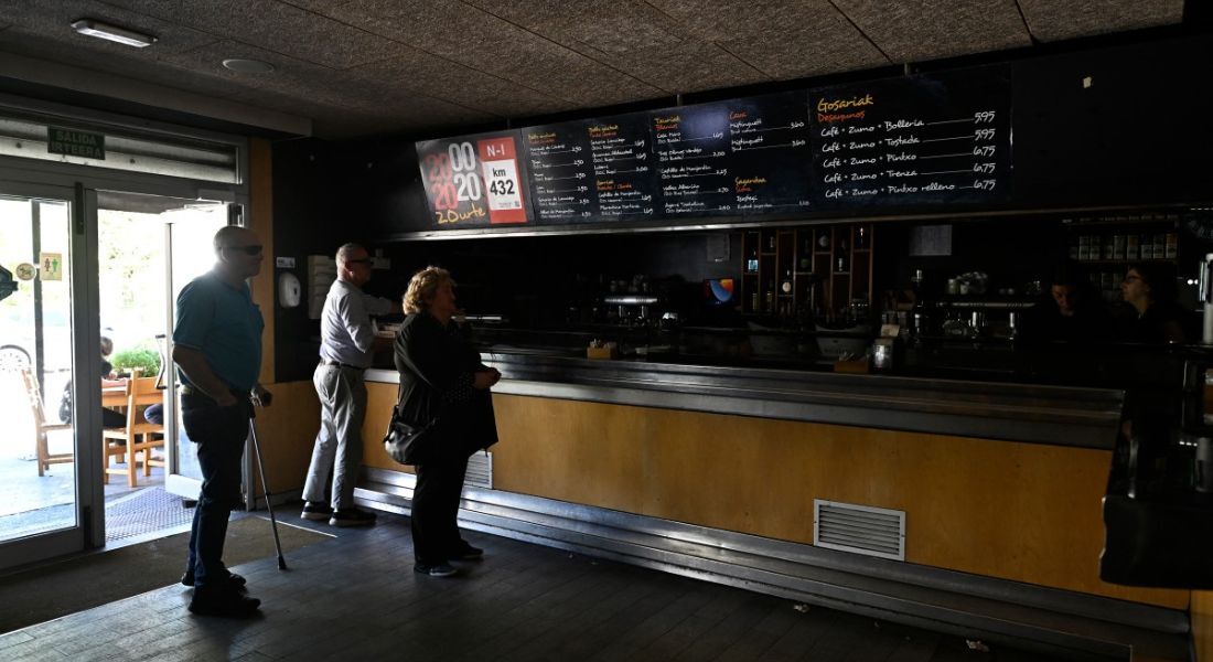 Lanchonete no escuro na Espanha nesta segunda (28), com apagão