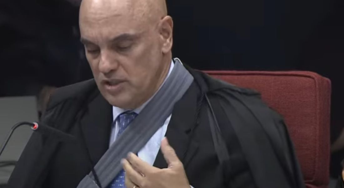 Ministro Alexandre de Moraes com tipoia no braço