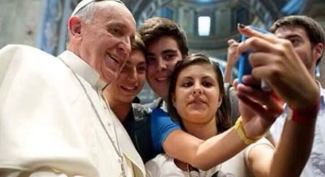 Selfie do Papa Francisco com três jovens, Riccardo Aguiari, Martina Boiardi e Guglielmo Nicoli, pouco depois de ser ordenado o Sumo Sacerdote da igreja Católica