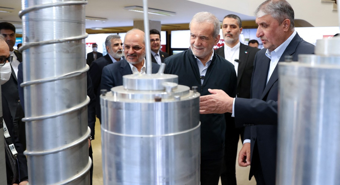 Uma foto fornecida pela presidência iraniana mostra o presidente Masoud Pezeshkian (2º à direita) e o chefe da Organização de Energia Atômica do Irã (AEOI), Mohammad Eslami (à direita), durante o