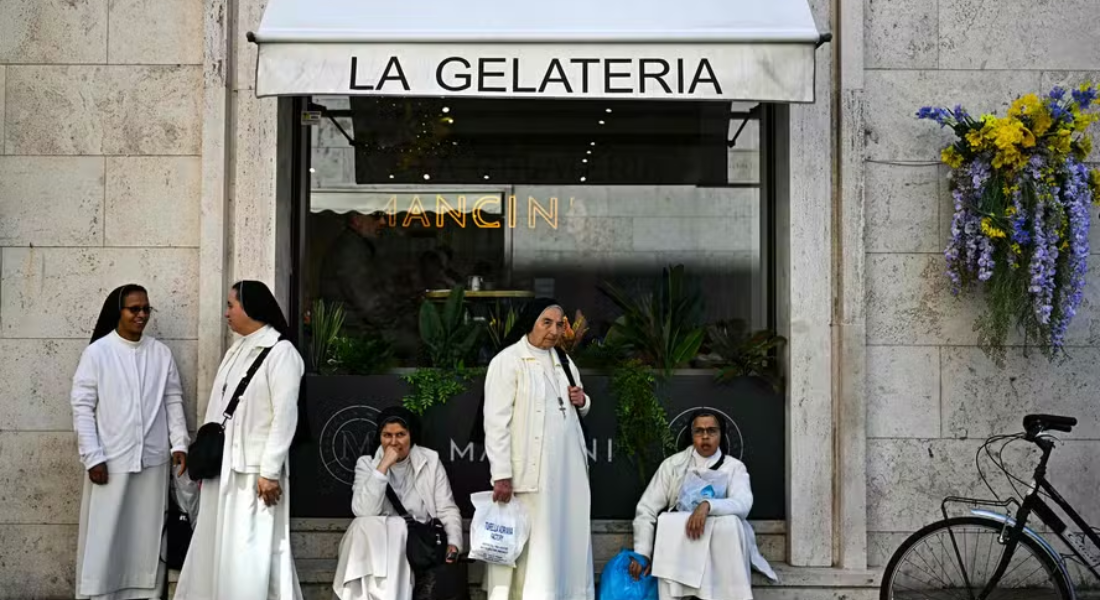 Freiras em frente a uma sorveteria no Vaticano
