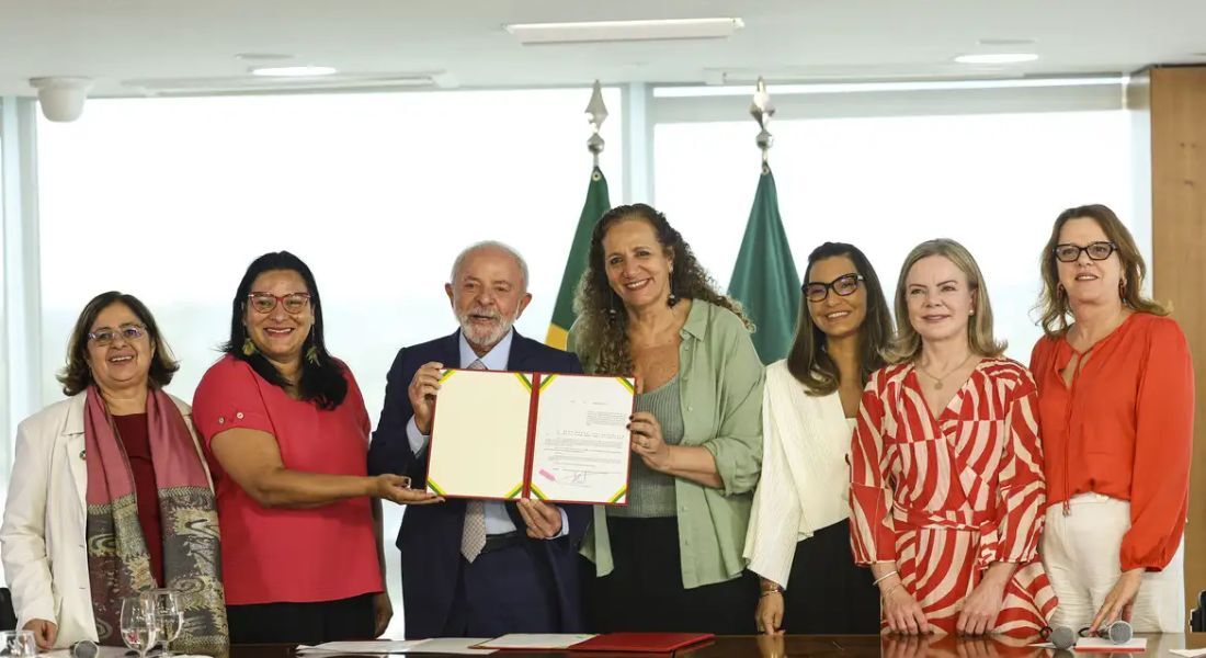 Lula sanciona leis para proteção de direitos das mulheres