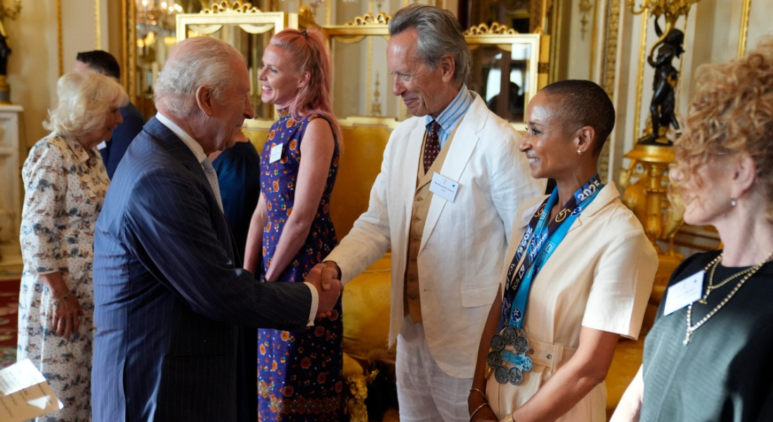 Rei Charles III conversa com o ator Richard E. Grant e a apresentadora Adele Roberts durante recepção para celebrar o trabalho de caridade feito por instituições de caridade e organizações de apoio locais e nacionais contra o câncer