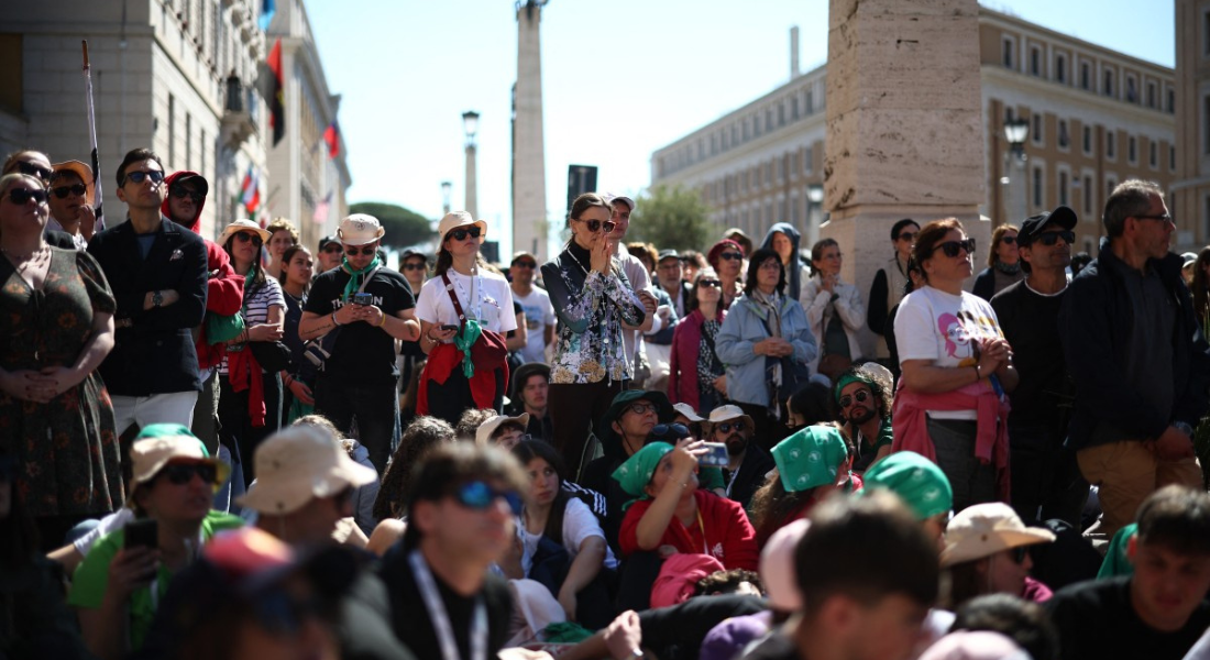 Fiéis assistem à missa do funeral do papa em um telão na Via della Conciliazione, perto do Vaticano