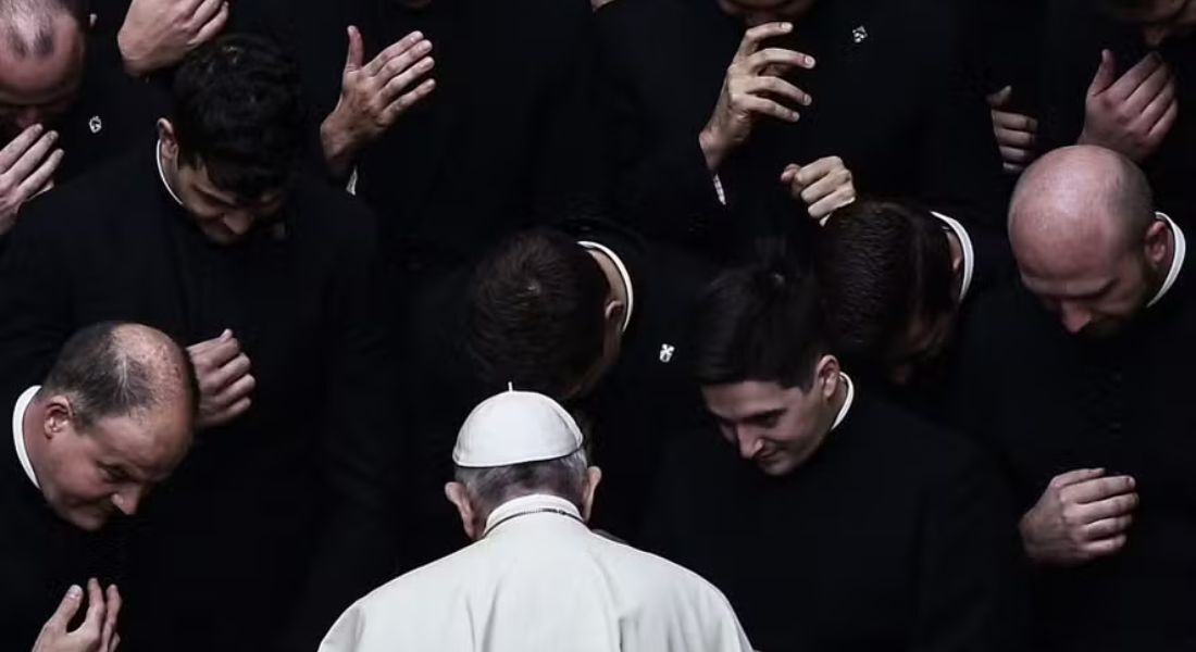 O Papa Francisco reza com padres no Vaticano, em 2020, durante a infecção por covid-19