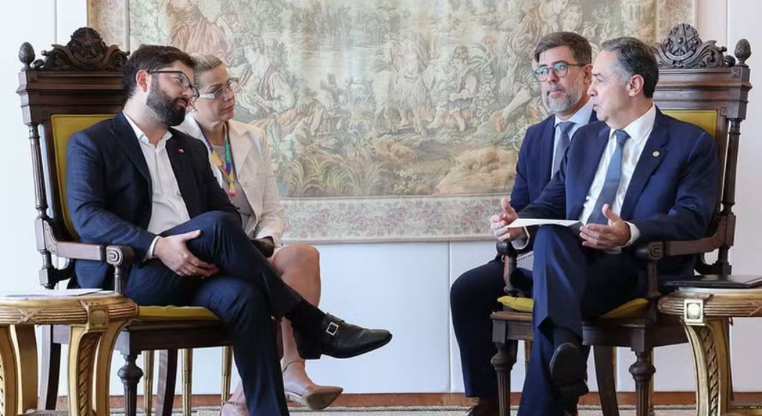 Gabriel Boric com o presidente do STF, Luis Roberto Barroso