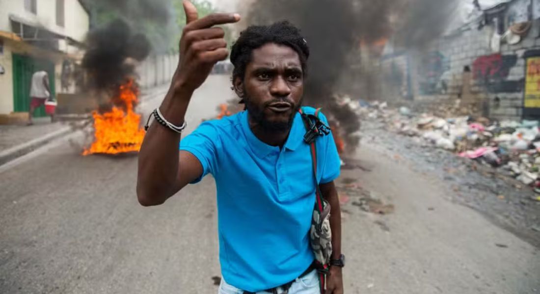 Um homem participa de protesto contra a insegurança em Porto Príncipe, no Haiti
