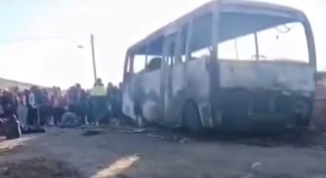Ônibus incendiado na Bolívia