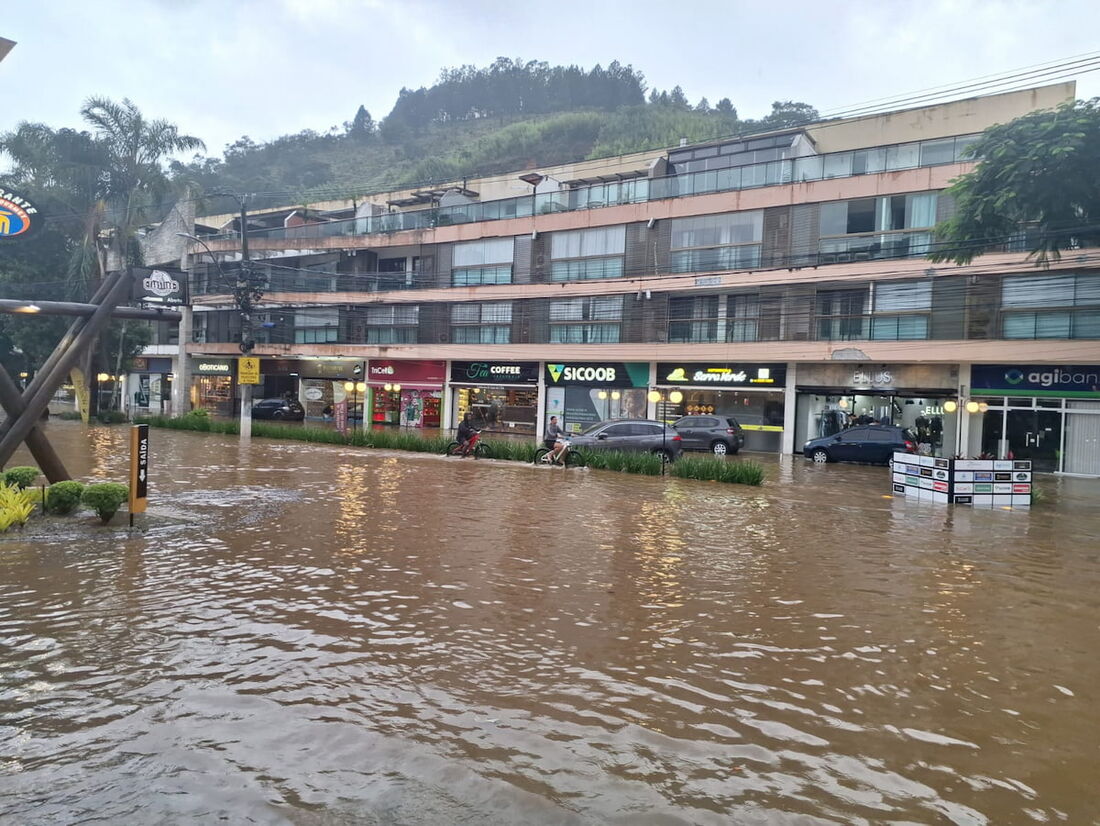 As fortes chuvas que atingiram o Estado do Rio de Janeiro provocaram destruição e inúmeros transtornos aos moradores de Petrópolis, na região serrana.