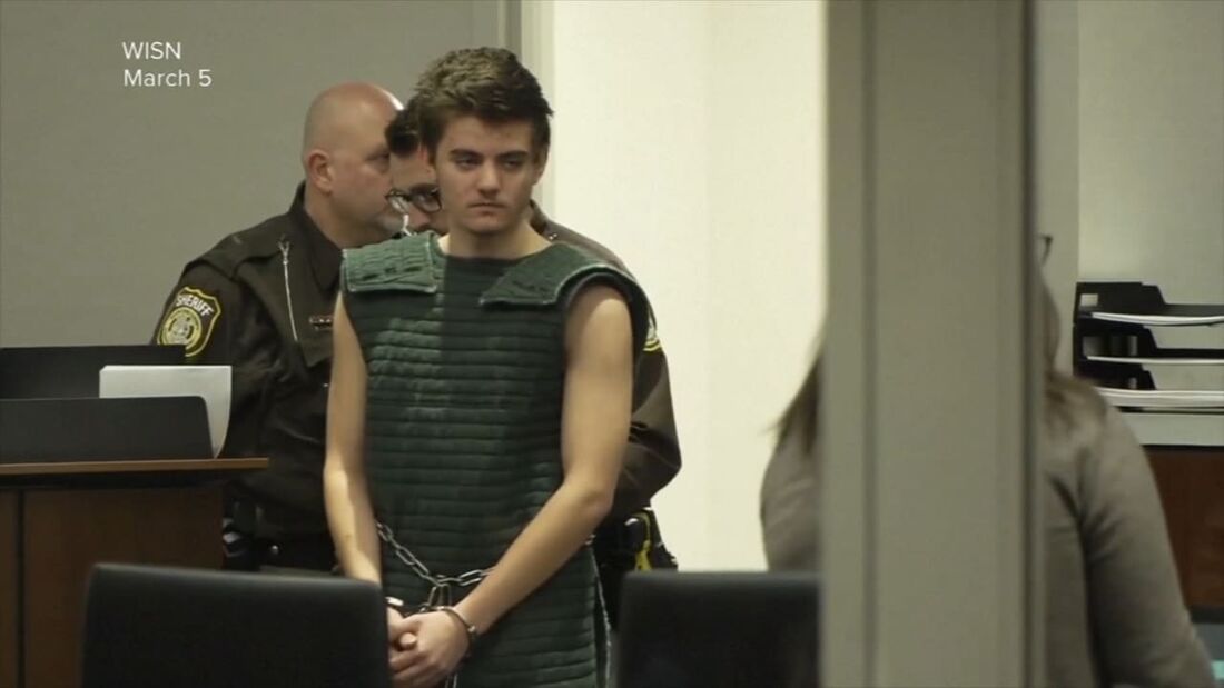 Nikita Casap, de 17 anos, acusado por homicídio doloso, roubo e outros crimes relacionados à morte de sua mãe