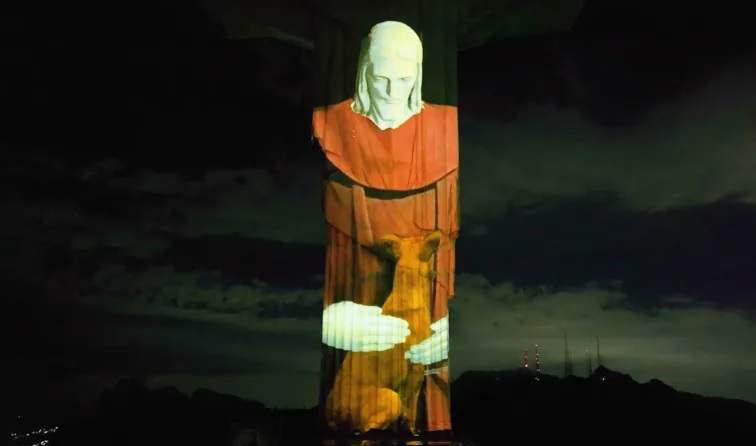 Cristo Redentor abraça vira-lata caramelo