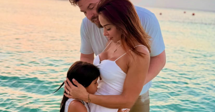 Ao lado do esposo Thiago Nigro (Primo Rico) e da filha Sophia, Maíra Cardi anuncia gravidez nas Bahamas