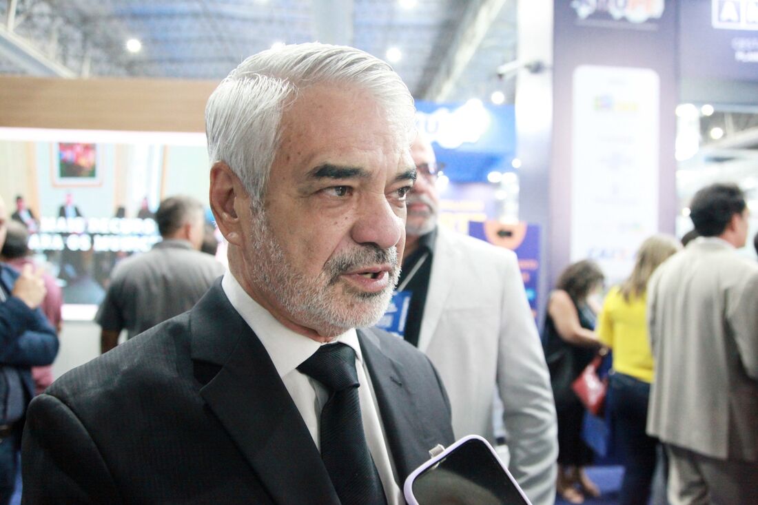 Senador Humberto Costa (PT), na abertura do 8º Congresso da Amupe, no Centro de Convenções