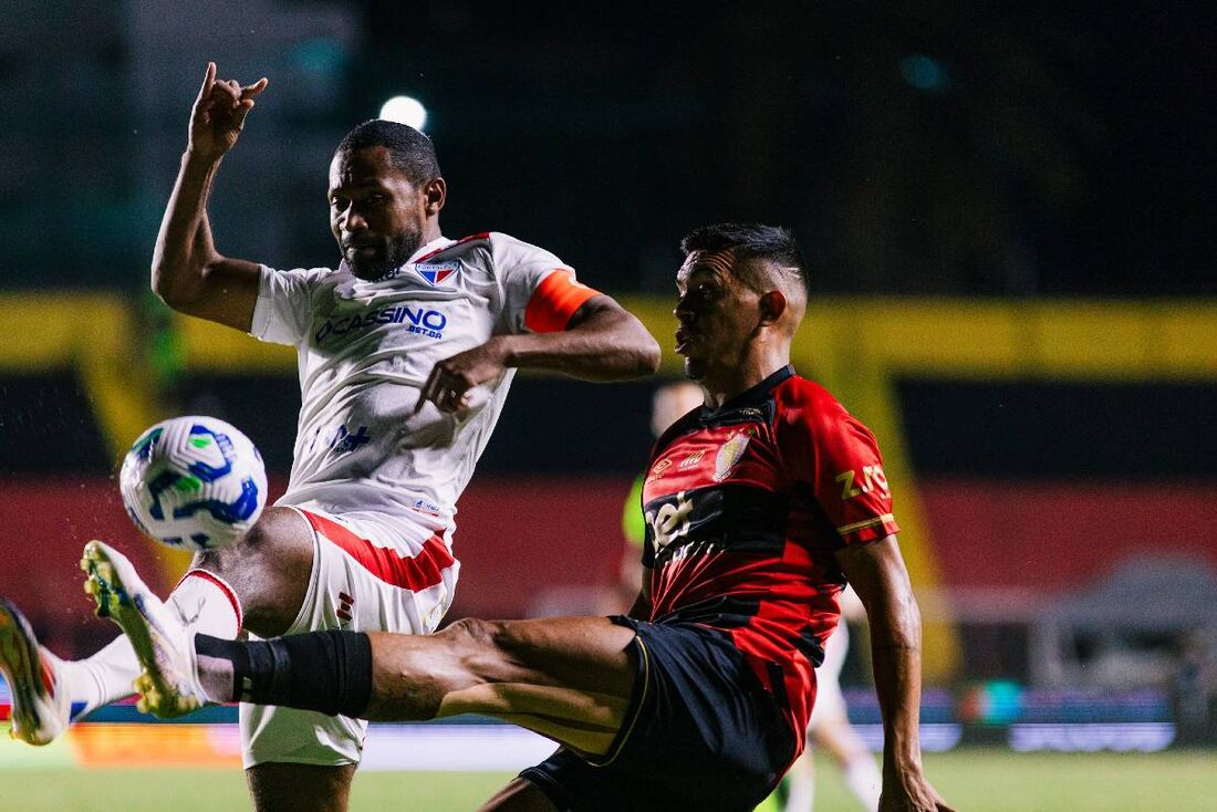 Igor Cariús, lateral-esquerdo do Sport, tenta jogada contra o Fortaleza