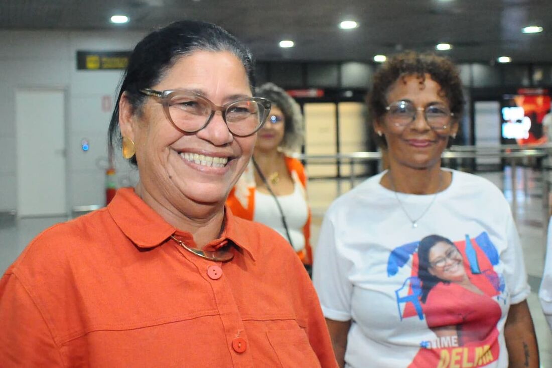 Após saída da casa do Big Brother Brasil, Dona Delma recebe o carinhos de fãs e amigos no aeroporto do Recife