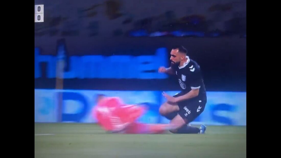 Jasper Cillessen se choca com Borja Iglesias e sofre perfuração intestinal 