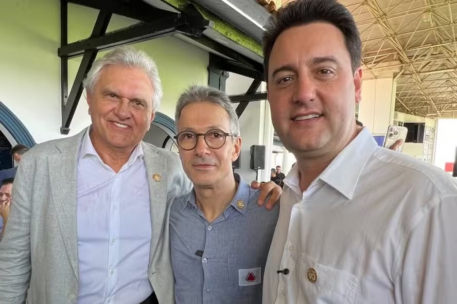 Os governadores Ronaldo Caiado, Romeu Zema e Ratinho Junior em evento em Uberaba (MG)