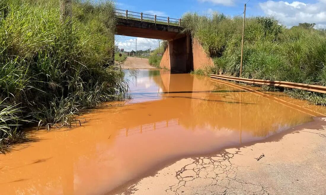 Um vazamento de água alarmou moradores de Brumadinho, em Minas Gerais, na manhã desta segunda-feira (28)