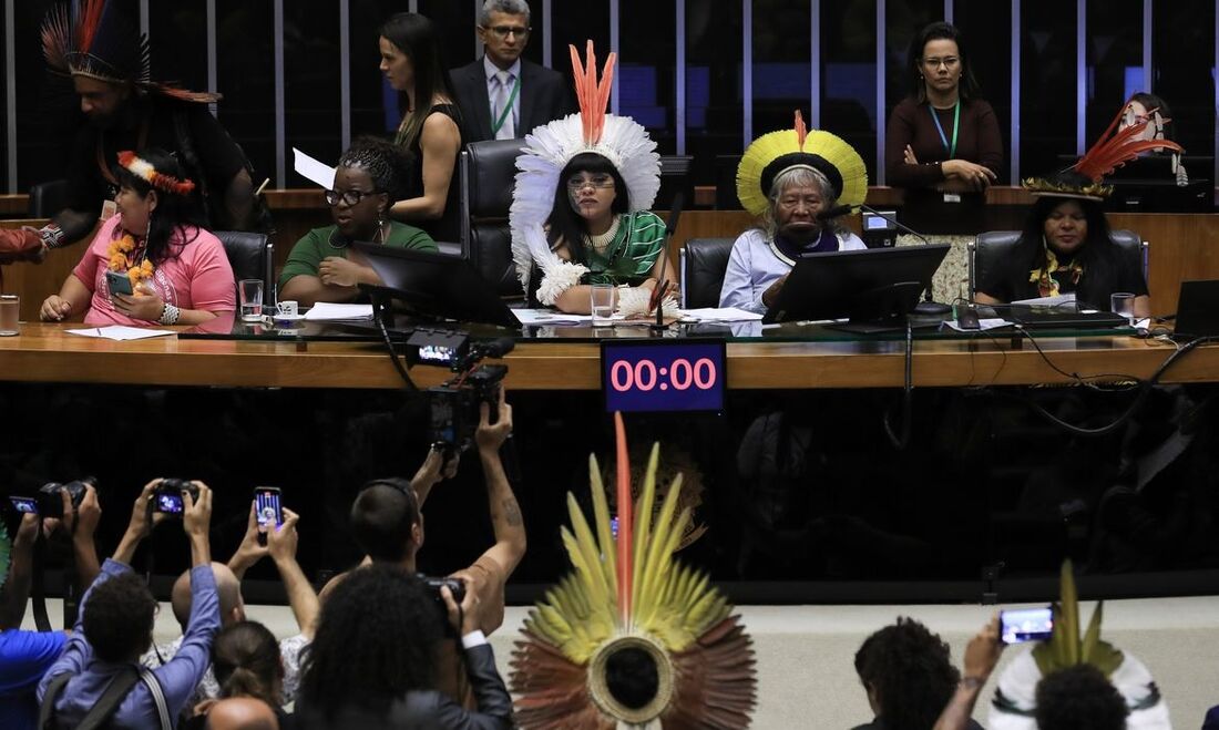 Indígenas lotam plenário da Câmara